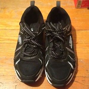 Black and white size 5 sketchers